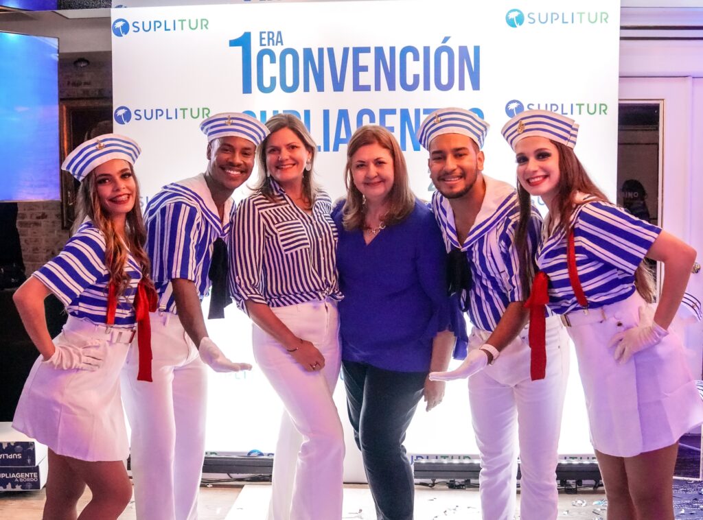 05. Carol Schwarzbartl y Virginia Jaquez junto a edecanes de Suplitur