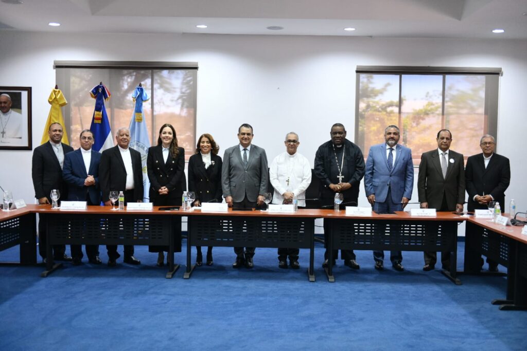 1. Foto principal... JCE presenta proyecto de la nueva cédula al Consejo de la Conferencia del Episcopado Dominicano