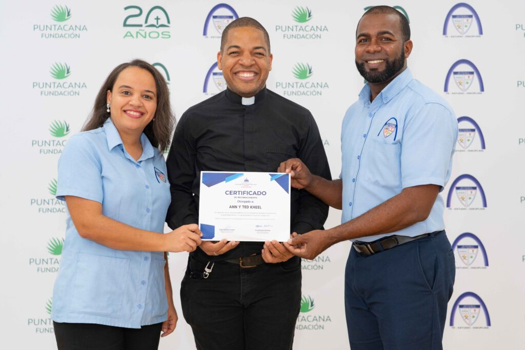 250307 Reconocimiento Minerd por Ingles Politecnico Ann y Ted Kheel-00298