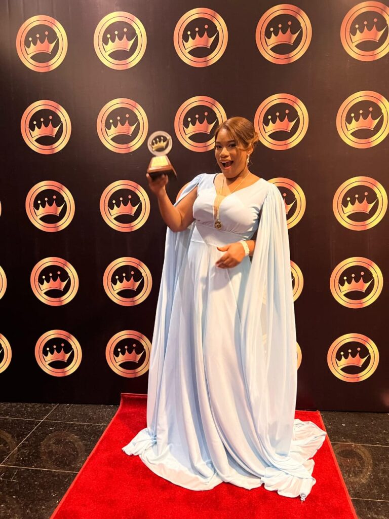 Milys Peralta recibe el premio Voice Over del Año en Premios El Galardón 2025