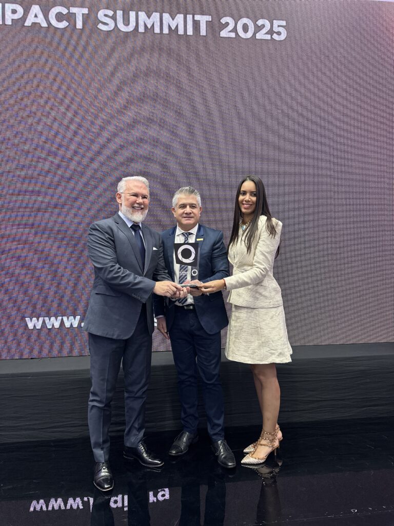 Enzo Odoguardi, Alejandro Mota y Annie Odoguardi, durante la entrega del reconocimiento