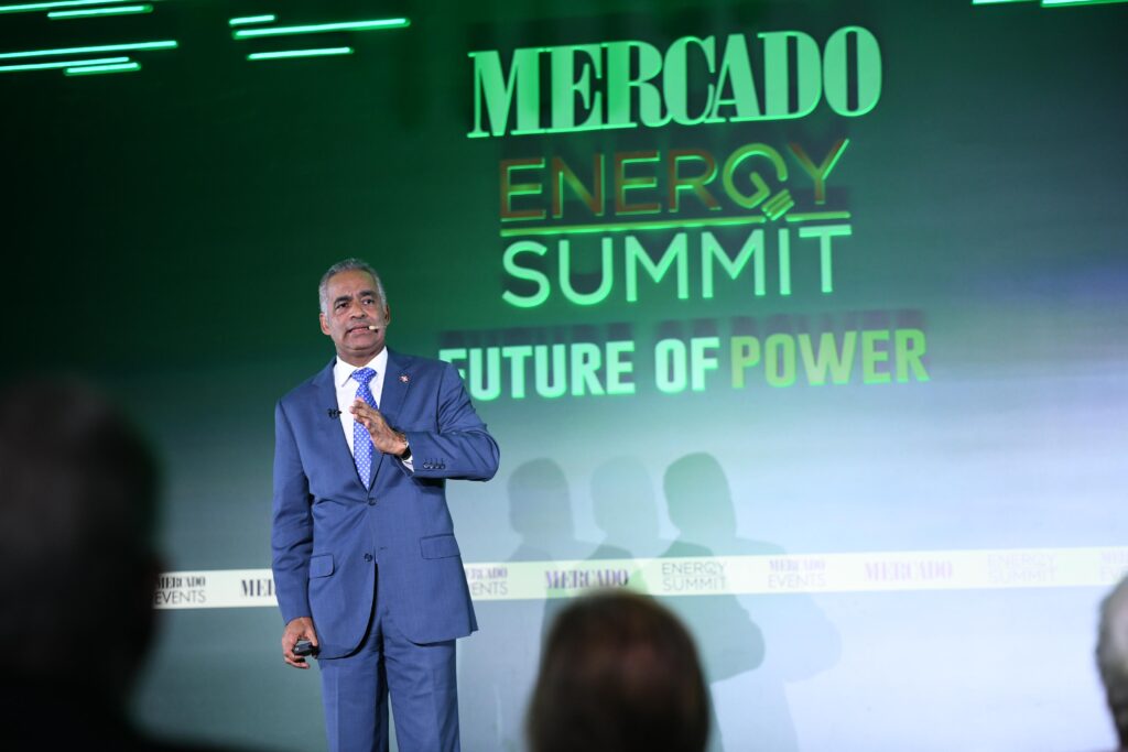 Ministro de Energía y Minas, Joel Santos, mientras exponía sus consideraciones sobre el sector eléctrico.