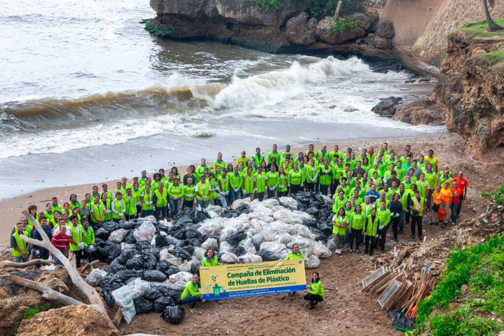 Voluntarios de la Iglesia de Dios recolectan 2.7 toneladas de basura en jornada ambiental en playa Fuerte San Gil