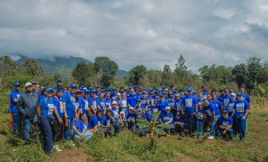 Planeta Azul y Fondo de Agua Santo Domingo lideran jornada de reforestación en cuenca del río Haina
