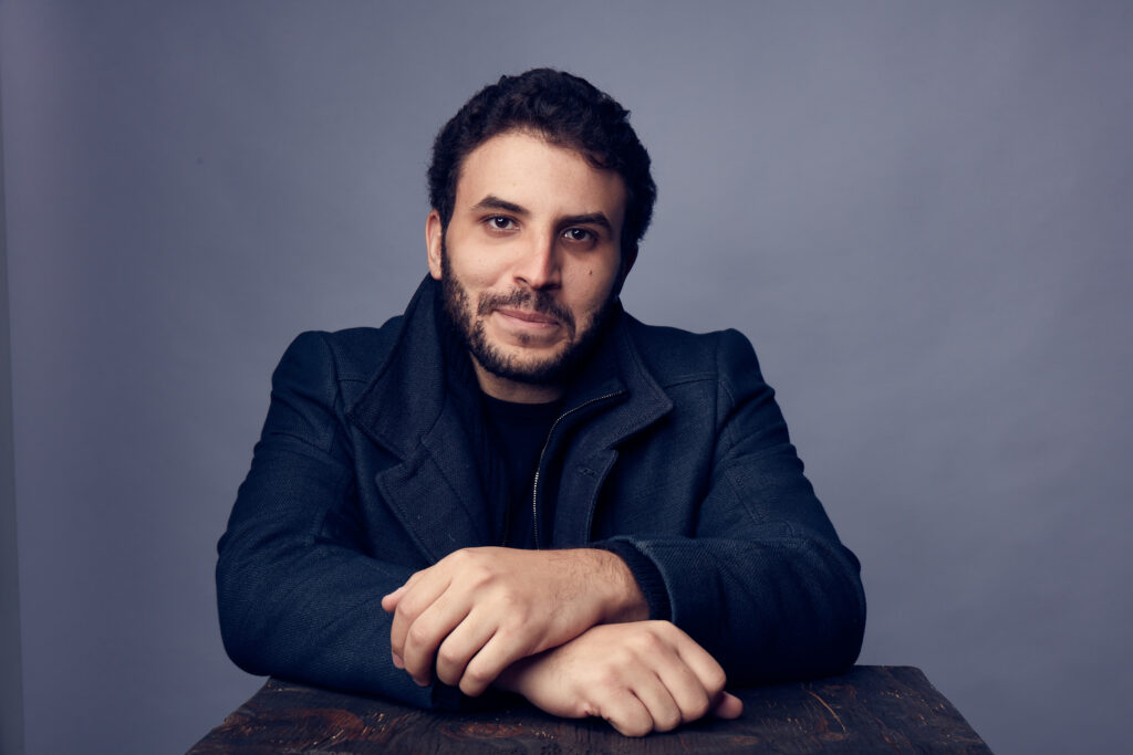 Elías Serulle debuta en la televisión como parte del elenco de Chévere Night Live