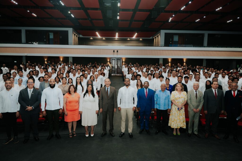 MESCyT e ITLA impulsan talento joven con entrega récord de 350 becas en carreras tecnológicas
