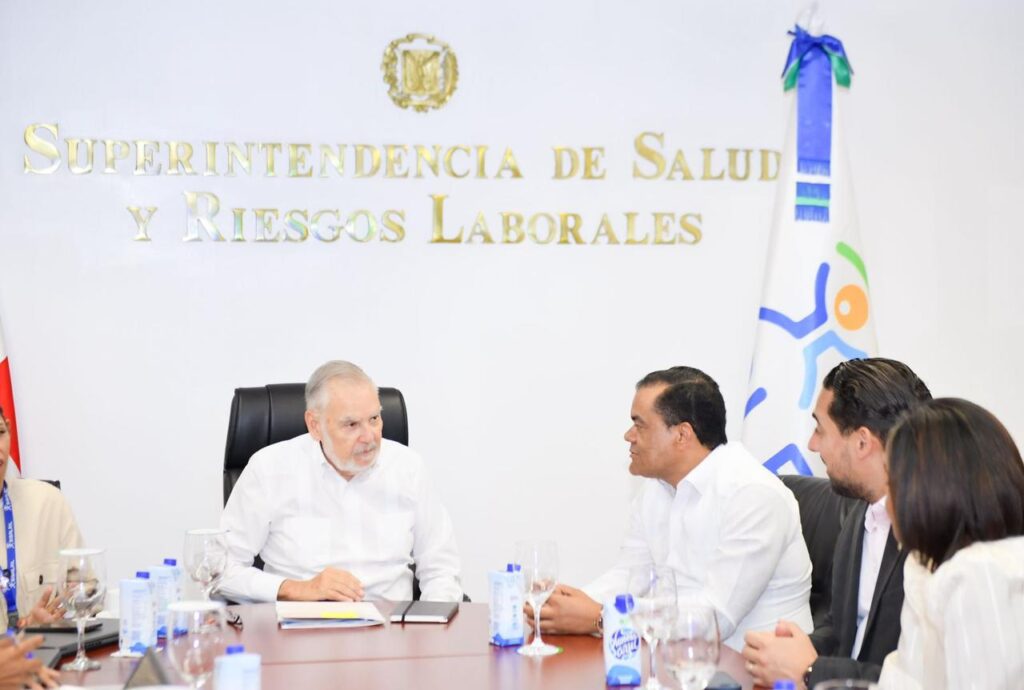 DIDA y SISALRIL formalizan protocolo para responder a quejas y reclamos de afiliados