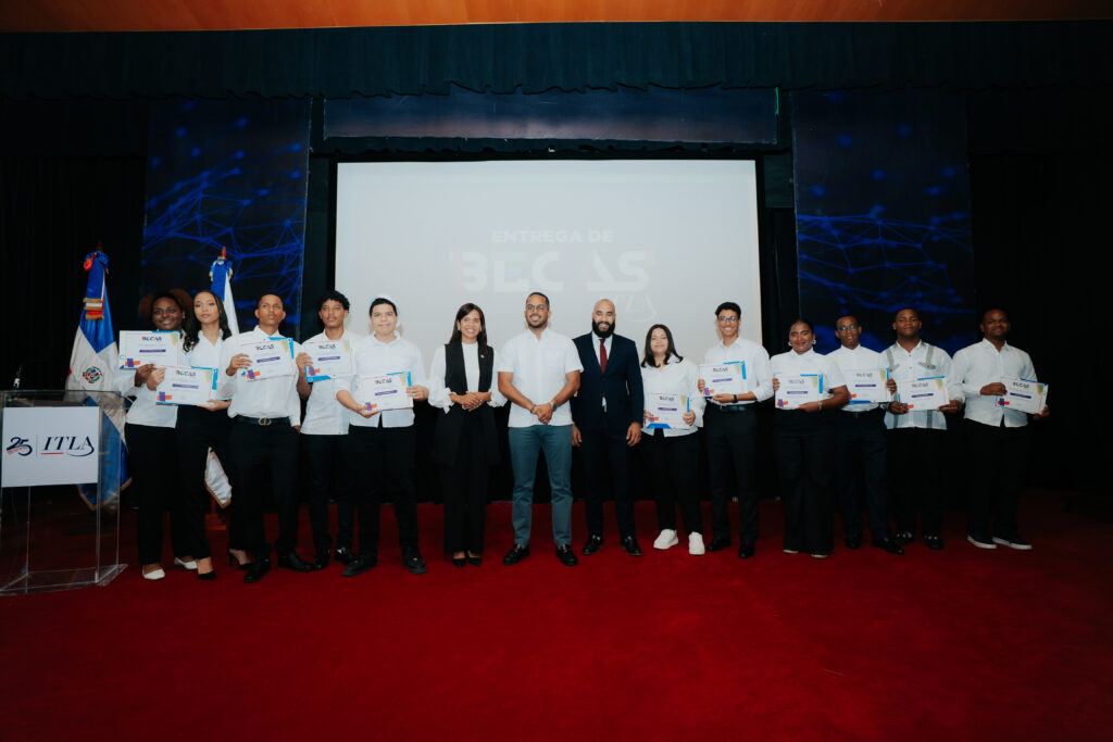 ITLA entrega 130 becas para impulsar la educación tecnológica de jóvenes dominicanos