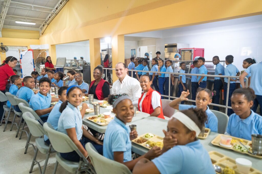 Director del INABIE supervisa alimentación escolar y comparte almuerzo con estudiantes