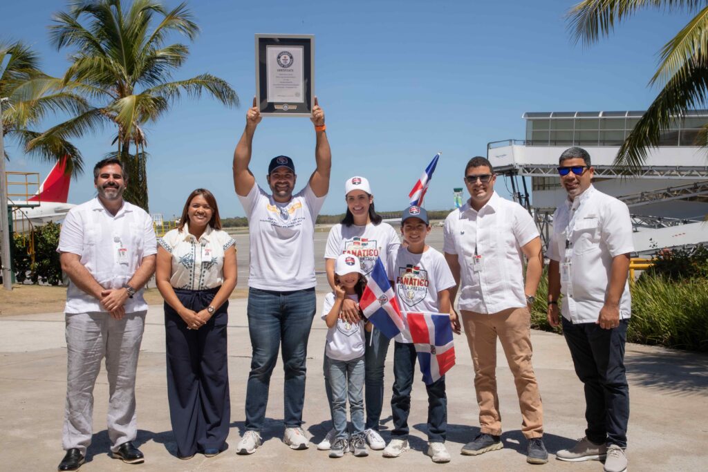 Jepssy Beltre es recibido por ejecutivos del Aeropuerto de Punta Cana
