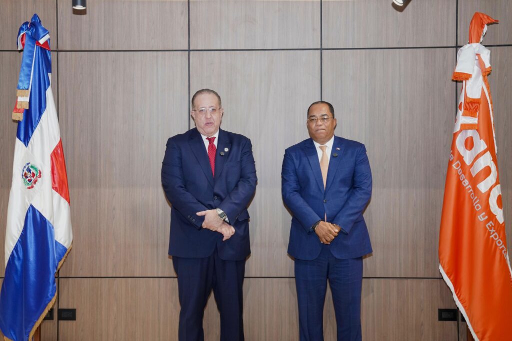Ministro de Hacienda y Economía, Magín Díaz y el Gerente General de Bandex Catalino Correa Hicianoy e 01