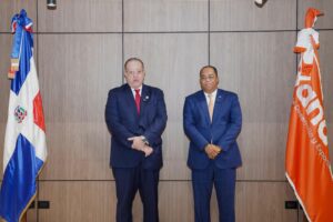 Ministro de Hacienda y Economía, Magín Díaz y el Gerente General de Bandex Catalino Correa Hicianoy e 01