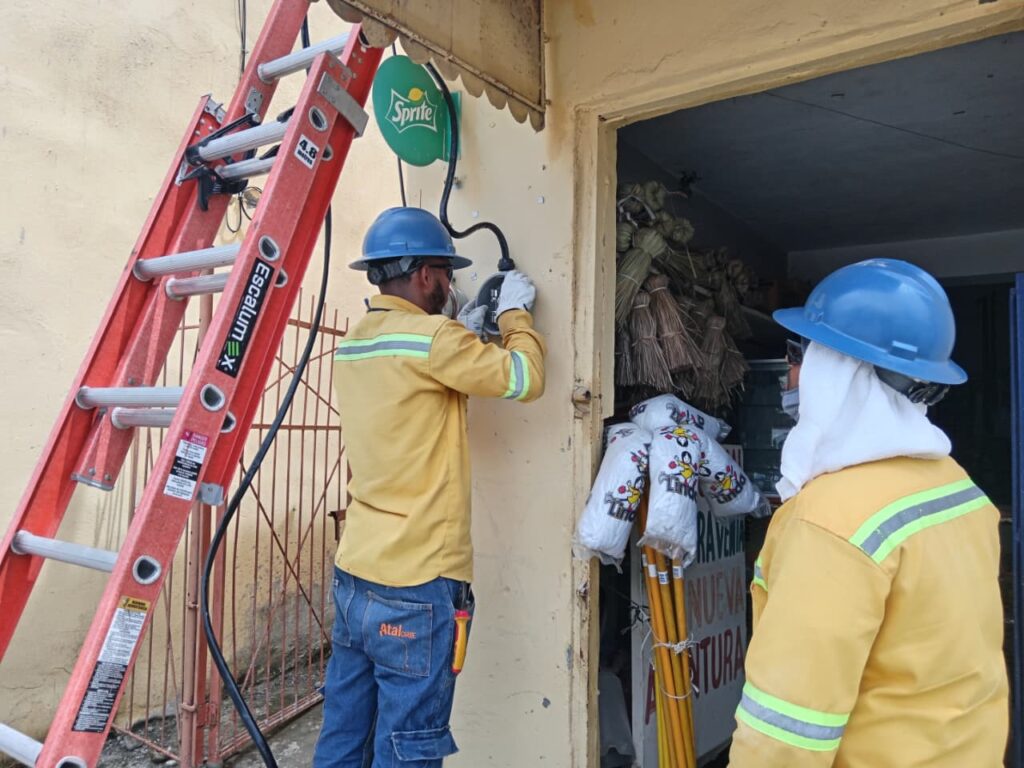 Técnico de Edesur realiza corte de energia