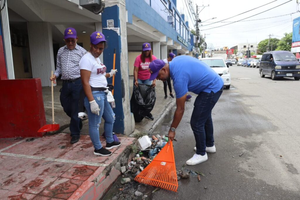Rubén Aybar se suma a jornada de limpieza en Santo Domingo Oeste