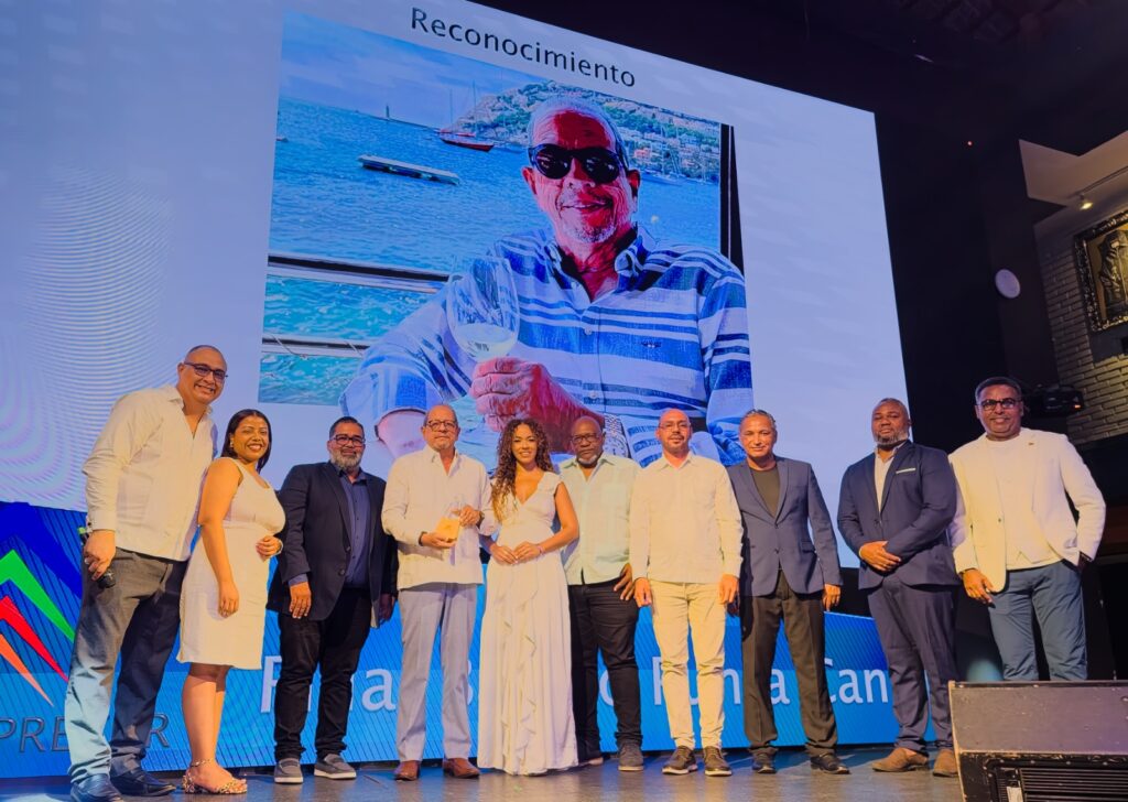 ADOMPRETUR reconoce a Ernesto Veloz; dirigente hotelero advierte proyectos irregulares afectan imagen turística