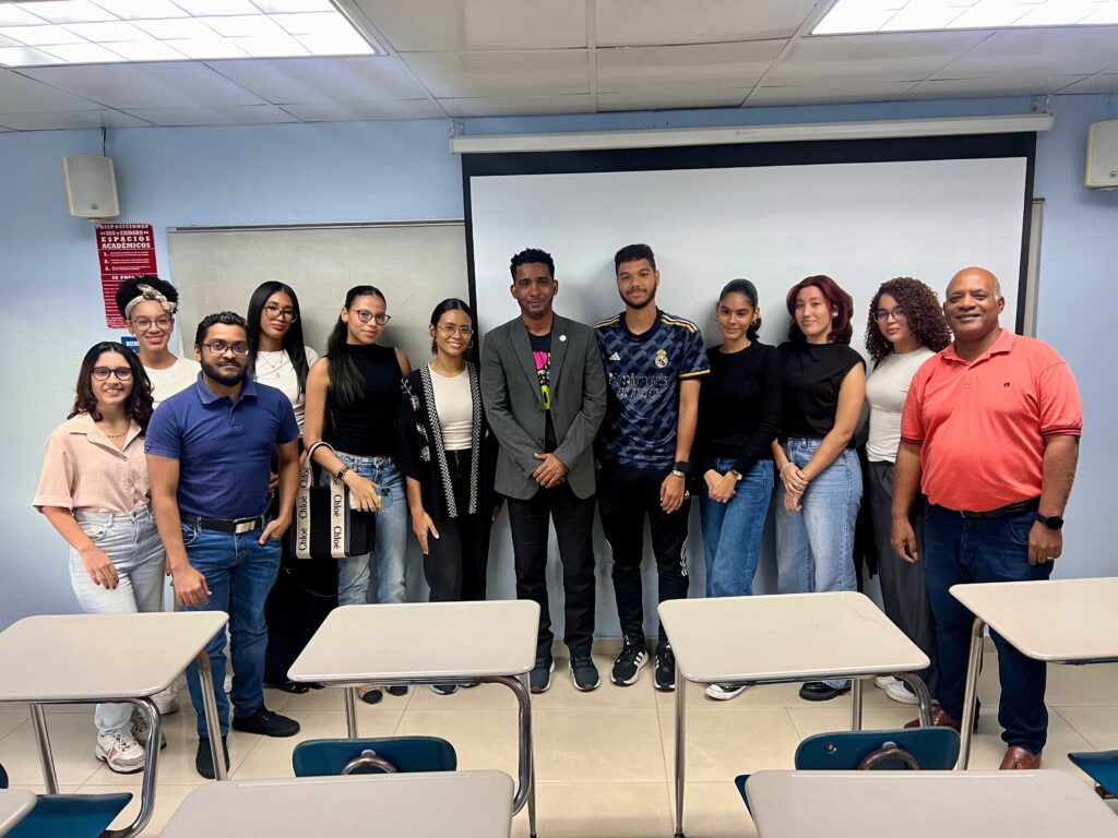 Conversatorio en la Universidad APEC analiza los desafíos de la digitalización en el periodismo
