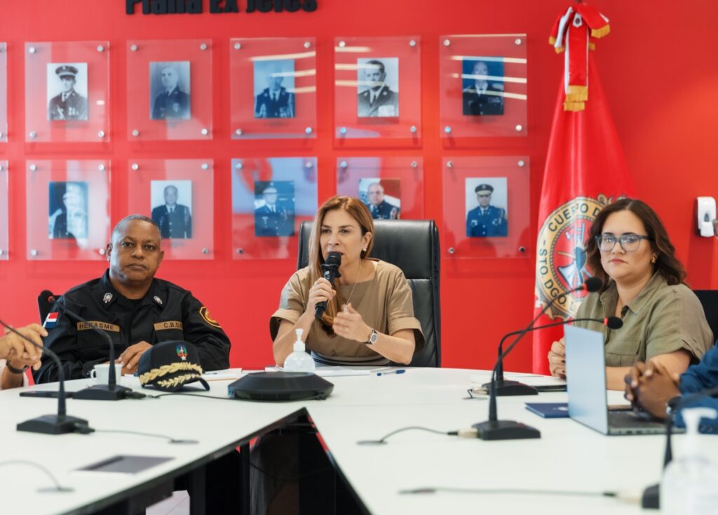 Carolina Mejía activa comité de prevención ante onda tropical en el DN