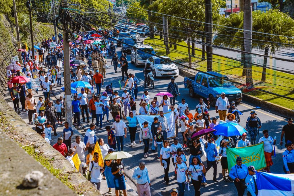 Miles de fieles celebran el Día de la Biblia con caminata en Santo Domingo Oeste