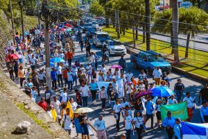Miles de fieles celebran el Día de la Biblia con caminata en Santo Domingo Oeste