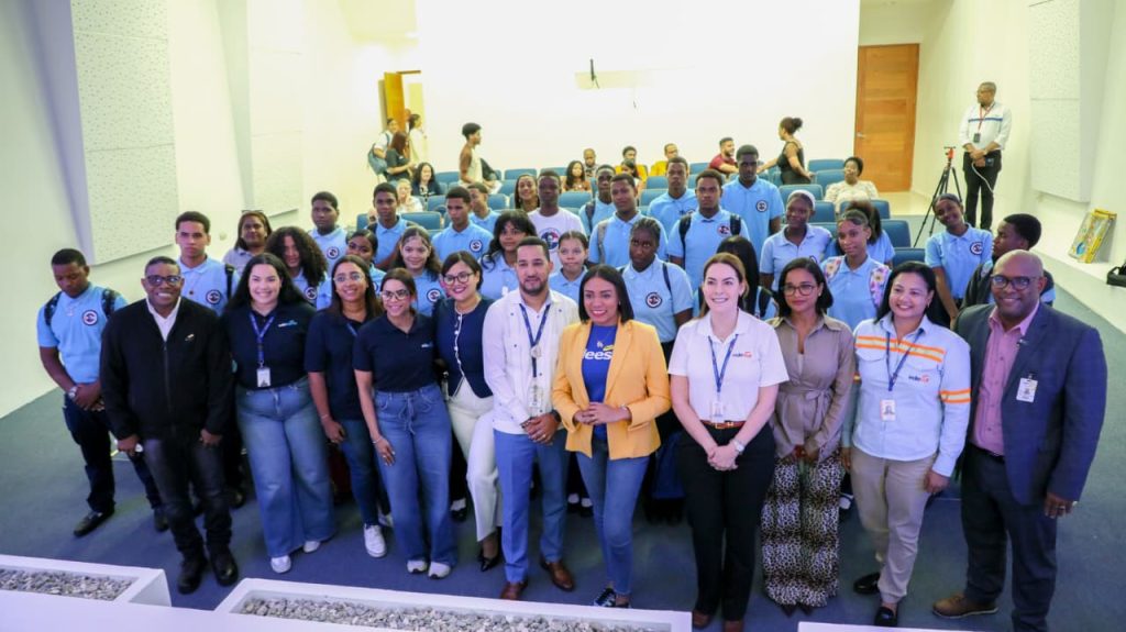 Empresas distribuidoras promueven eficiencia energética en la Feria del Libro 2025