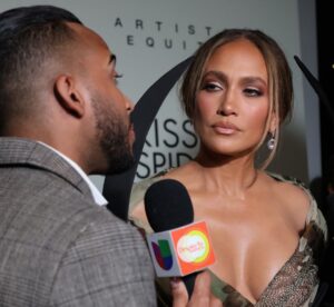 Bryan Mejía hace historia al entrevistar a Jennifer López en la premier de “El Beso de la Mujer Araña”