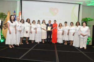 ManpowerGroup Dominicana Impulsa el Debate sobre el Futuro del Talento en la República Dominicana Santo Domingo, 10/08/2025 – ManpowerGroup República Dominicana reunió a líderes gubernamentales, representantes de gremios, clientes nacionales e internacionales y medios de comunicación en el evento "Liderando el Futuro del Talento", celebrado el 8 de octubre de 2025 en el Homewood Suites by Hilton Santo Domingo. El foro fue liderado por Alberto Alesi, Director General de ManpowerGroup para México, Caribe y Centroamérica (MeCCA), y Natalia Vásquez, Country Manager de ManpowerGroup República Dominicana. El evento se centró en el análisis del mercado laboral dominicano en un contexto de transformación global, destacando la necesidad de adaptarse a las nuevas dinámicas y desafíos. ManpowerGroup: Conectando el Talento con las Oportunidades ManpowerGroup es el líder global en soluciones de capital humano, especializado en la conexión estratégica entre el talento y las necesidades organizacionales. Ofrece servicios integrales a lo largo de todo el ciclo de gestión del talento, que incluyen reclutamiento, selección, desarrollo y administración continua del talento. Es la única empresa de esta industria cotizada en la bolsa de valores de los Estados Unidos y forma parte del Fortune 500 lo que garantiza los más altos estándares de cumplimiento normativo, ética corporativa y excelencia en el servicio al cliente. Opera en más de 75 países, atendiendo a diversos sectores y verticales, lo que les permite brindar soluciones a la medida que responden a los requerimientos particulares de cada cliente. Voces de Liderazgo Alberto Alesi, Director General de ManpowerGroup para México, Caribe y Centroamérica (MeCCA), compartió una visión global sobre la "Revolución de las Habilidades". Subrayó la necesidad de identificar, desarrollar y retener perfiles con pensamiento crítico, visión digital, mentalidad global y capacidad de adaptación. Alesi enfatizó que la capacidad de adaptación es el nuevo diferenciador competitivo para personas y empresas. Natalia Vásquez, Country Manager de ManpowerGroup República Dominicana, resaltó la importancia de construir un mercado laboral más competitivo, humano y sostenible. Durante su intervención, enfatizó el compromiso de ManpowerGroup con el desarrollo del talento local a través de programas de empleabilidad, inclusión y desarrollo de habilidades,. Vásquez destacó que, a pesar del crecimiento económico, el 70% de las empresas en el país reportan dificultades para encontrar talento, lo que subraya la urgencia de fortalecer la conexión entre educación y empresa. Claves del Encuentro: * Transformación Acelerada: El mercado laboral dominicano enfrenta una transformación impulsada por sectores como turismo, zonas francas, tecnología y servicios globales.   * Adaptabilidad: La capacidad de adaptación es fundamental en un entorno laboral en constante evolución. * Brecha de Habilidades: Existe una brecha entre las habilidades que demandan las empresas y las que ofrecen los candidatos. * Talento Bilingüe: Hay una fuerte demanda de servicios bilingües, manufactura ligera, TI y logística. * Formalización: La formalización laboral está en aumento, aunque aún existe un 56% de informalidad. ManpowerGroup: Socio estratégico y líder en soluciones para el Futuro del Talento Humano ManpowerGroup ofrece soluciones integrales para empresas y candidatos, incluyendo:   * Manpower Staffing: Cobertura ágil de proyectos y temporadas. * Talent Solutions: Planificación de fuerza laboral. * Experis (IT): Equipos tecnológicos especializados. * Right Management: Liderazgo humano-digital y transición. * Academias ManpowerGroup: Programas de empleabilidad. Llamado a la Acción ManpowerGroup República Dominicana motivó a empresas y candidatos a unirse a la conversación sobre el futuro del talento. Todas las empresas fueron invitadas a agendar una sesión estratégica de "workforce planning" (complementaria), mientras que los candidatos fueron animados a inscribirse en las academias de empleabilidad y bases de datos de ManpowerGroup.