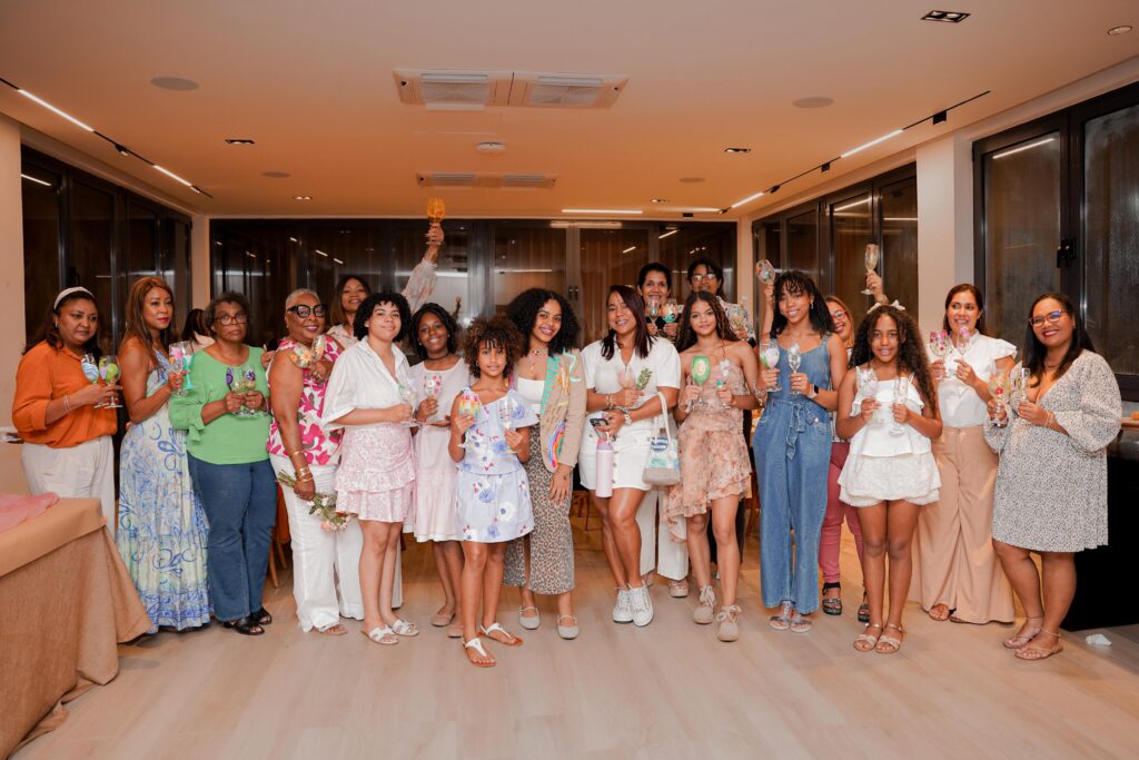 Playa Nueva Romana celebra una noche de arte y elegancia con su exclusivo taller “Sip & Paint en Copas”