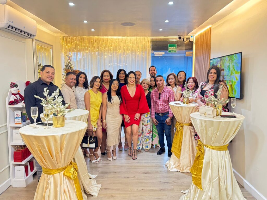 Emporio de Belleza Clinic a la bienvenida a la Navidad con un emotivo encendido de su árbol navideño