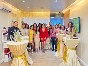 Emporio de Belleza Clinic a la bienvenida a la Navidad con un emotivo encendido de su árbol navideño