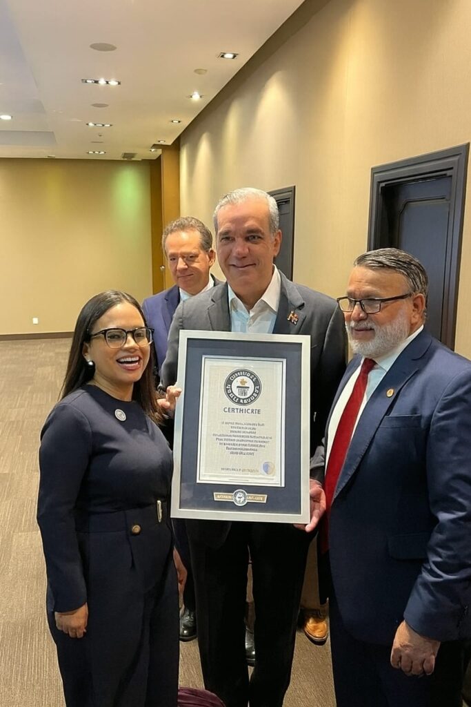 Presidente Luís Abinader felicita a Restaurante Amigos por récord Guinness en Aniversario FDC.
