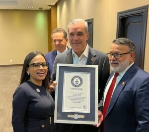 Presidente Luís Abinader felicita a Restaurante Amigos por récord Guinness en Aniversario FDC.