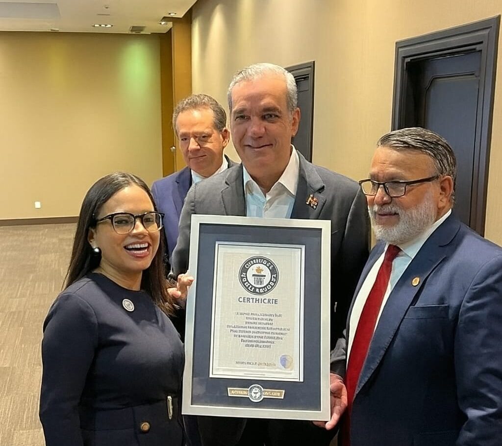 Presidente Luís Abinader felicita a Restaurante Amigos por récord Guinness en Aniversario FDC.