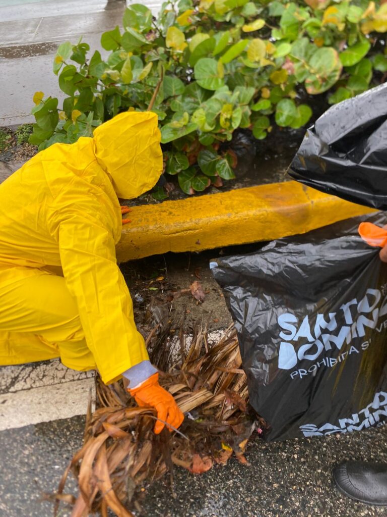Brigadistas del DN Siguen en las Calles Tras Tormenta Melissa: "No Arrojen Basura"