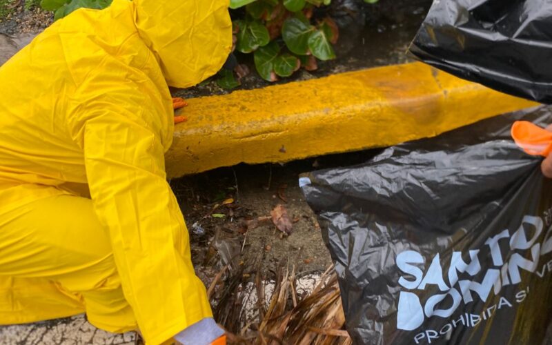 Brigadistas del DN Siguen en las Calles Tras Tormenta Melissa: "No Arrojen Basura"