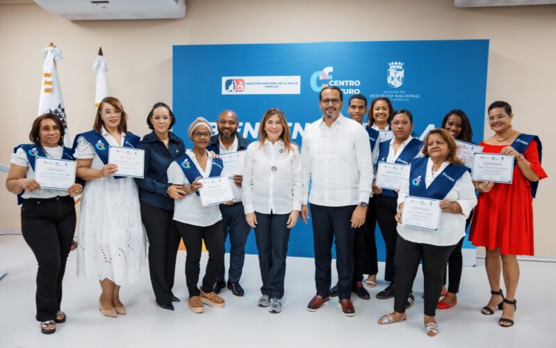 Carolina Mejía e Inaguja certifican a 108 nuevos profesionales del área textil en Cristo Rey