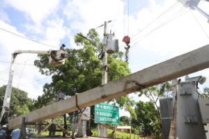 Edeeste mejora la calidad del servicio eléctrico en Chirino, Monte Plata con instalación de nuevos reguladores de tensión