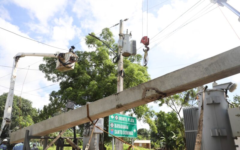 Edeeste mejora la calidad del servicio eléctrico en Chirino, Monte Plata con instalación de nuevos reguladores de tensión