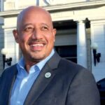 Brian DePeña agradece a los residentes de Lawrence por su reelección como alcalde y promete seguir trabajando por una ciudad más próspera e inclusiva