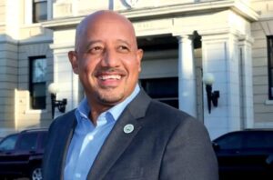 Brian DePeña agradece a los residentes de Lawrence por su reelección como alcalde y promete seguir trabajando por una ciudad más próspera e inclusiva