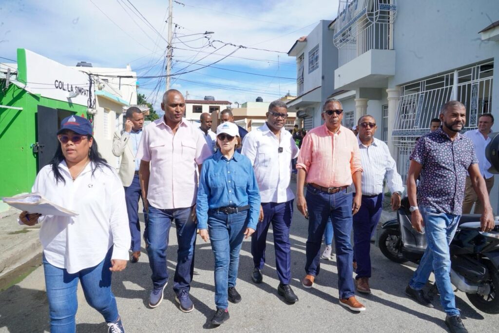 Familias de La Cañada 30 de Mayo y Las Colinas en Baní destacan apoyo permanente del Gobierno tras paso del huracán Melissa