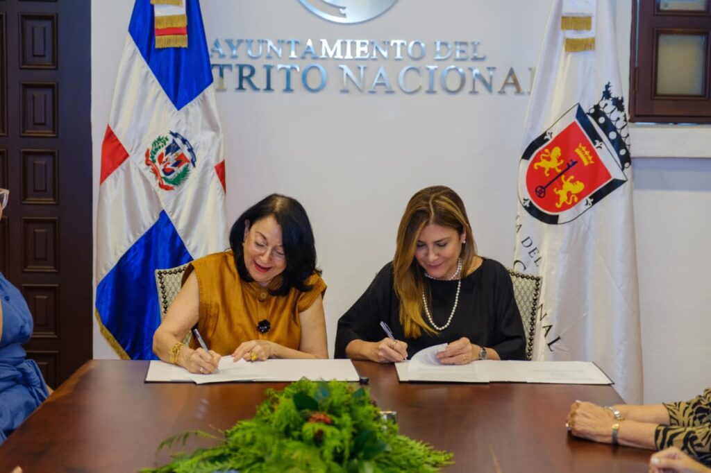 (ADN) y la organización Mujeres en Desarrollo Dominicana, Inc. (MUDE) firmaron un acuerdo destinado a implementar el proyecto “Gobernanza participativa a través de una cultura de prevención de la violencia de género y manejo de basura”