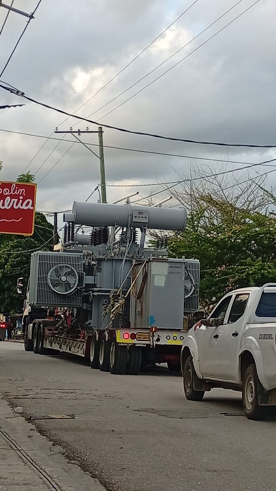Edeeste traslada transformador hacia Miches y explica incidente con el síndico de Nisibón durante operativo técnico
