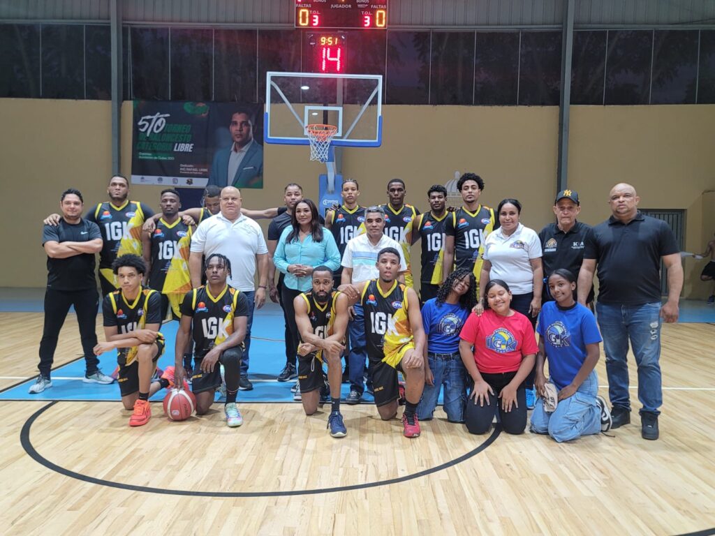 Vinicio Aquino realiza el saque de honor en el VII Torneo de Baloncesto Superior de Las Caobas