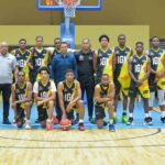 Dr. Ernesto Rodríguez realiza saque de honor en el partido Iván Guzmán Klang vs. Caobas City