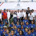 Kelvin Cruz da primer picazo para dos nuevos techados en Santo Domingo Oeste