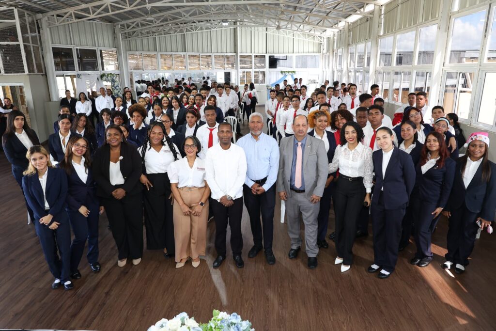 Estudiantes del Colegio Crossover proponen reformas legales para fortalecer la protección a la mujer y combatir la violencia intrafamiliar