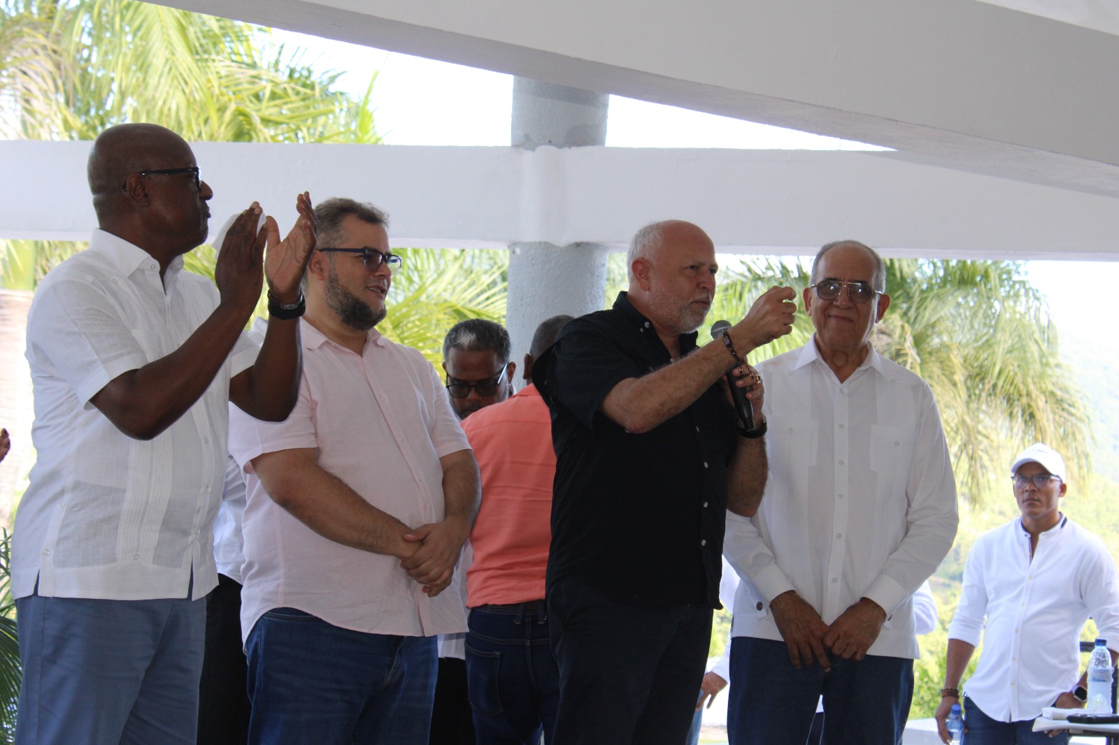 El agrónomo Leonardo Faña, junto a su equipo agropecuario y el movimiento Sumando Amigos, celebró un multitudinario encuentro navideño que reunió a más de 1,200 personas en un reconocido club del municipio de Villa Altagracia, con la participación de productores, agricultores, agrónomos y empresarios del sector agropecuario nacional.