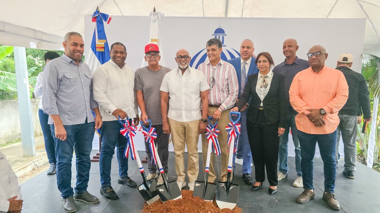 Dirección de Desarrollo Provincial encabeza primer palazo para la reconstrucción del Campo de Béisbol Las Caobas