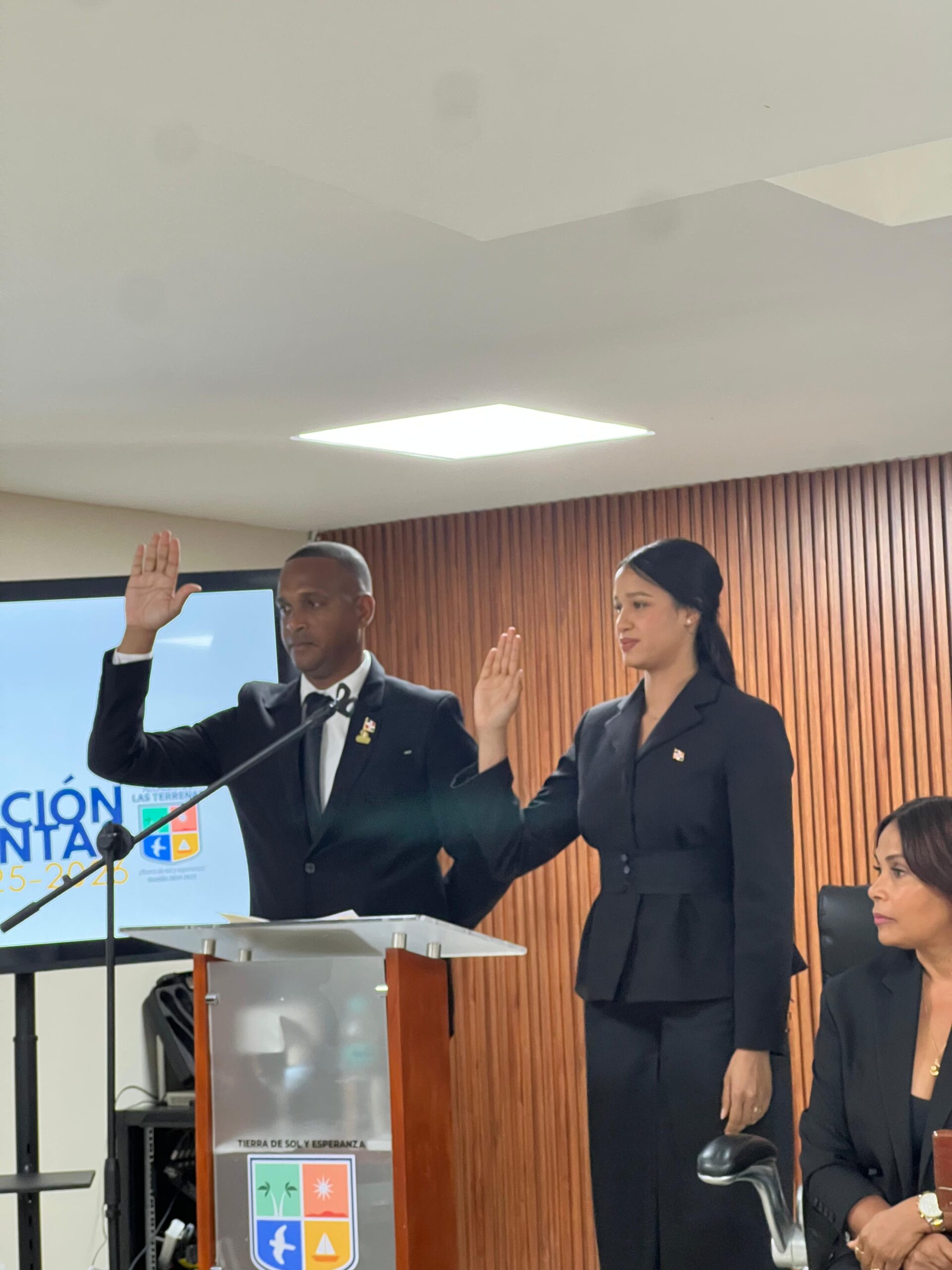 Jepchte Castillo Crisóstomo y Wanifer Díaz asumen la presidencia y vicepresidencia del Concejo Municipal de Las Terrenas